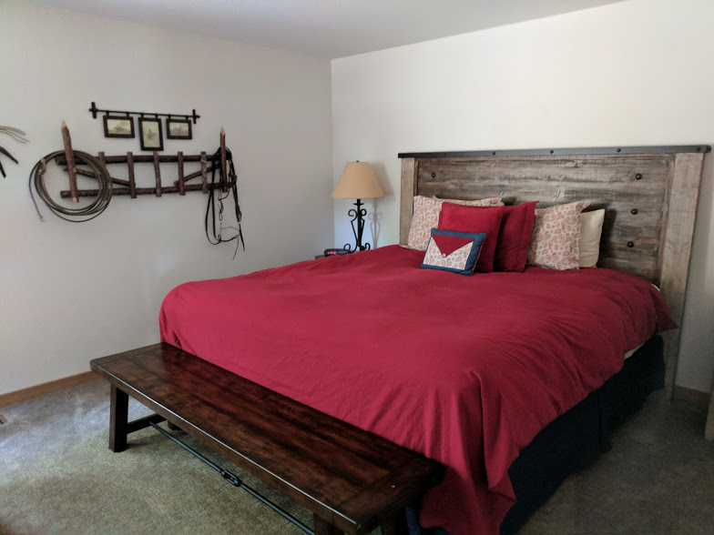 QuelahCondos102-NelsonPage-SistersOregon-redbedroom